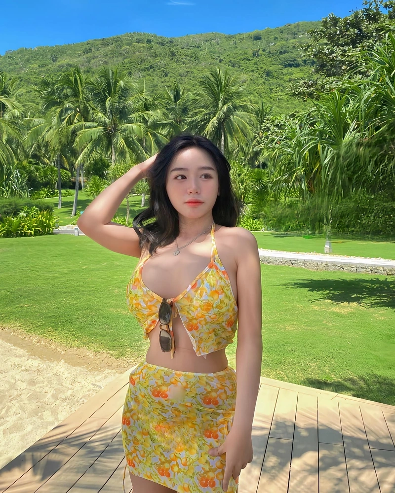 Trần Minh Thiên Di bikini mỏng khoe vòng ba nóng bỏng