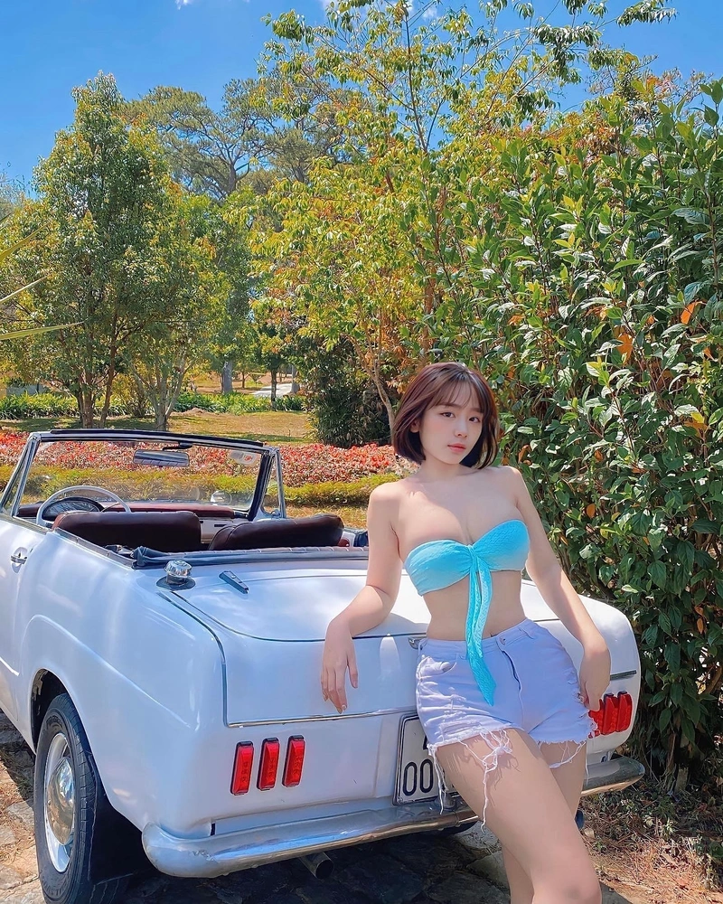 Trần Minh Thiên Di show vòng một tròn đầy trong bikini sexy