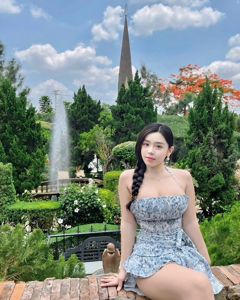 Trần Minh Thiên Di tạo dáng bikini sexy khoe đít tròn trịa