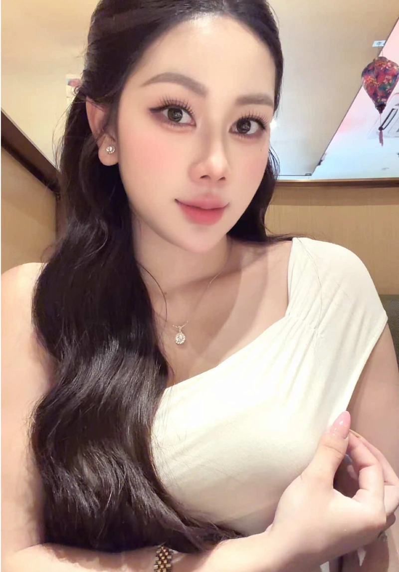 Tuệ Vy Tiktoker khoe hàng nóng bỏng không che