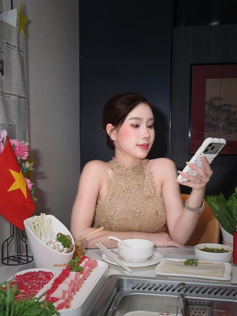 Tuệ Vy Tiktoker sexy show hàng vòng một tròn đầy