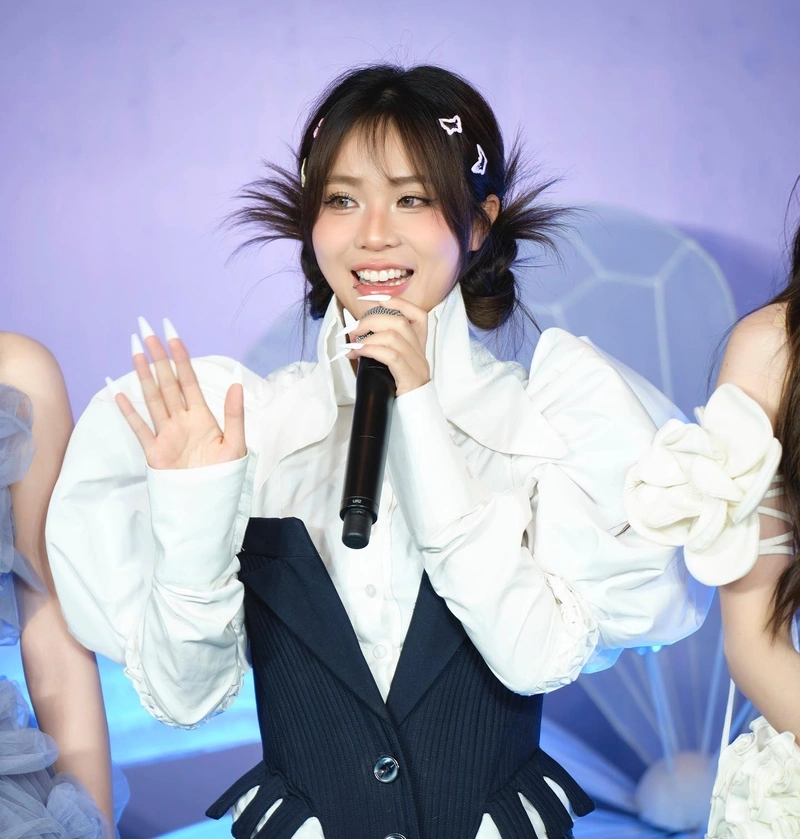 Vòng ba Misthy cong trong trang phục bơi