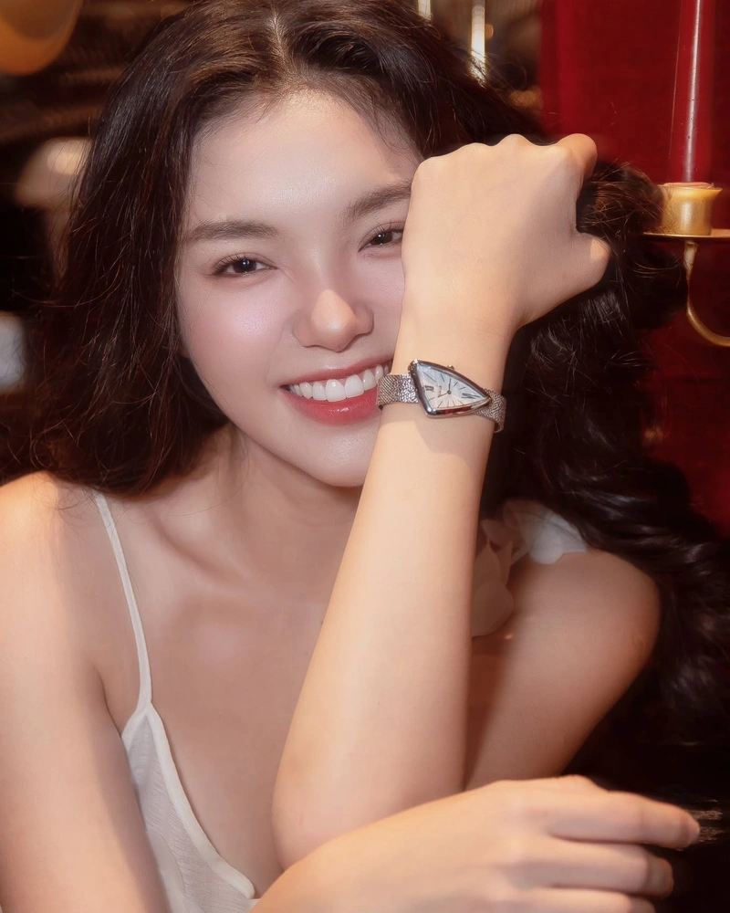 Vòng ba Nhật Hạ cong trong trang phục bơi