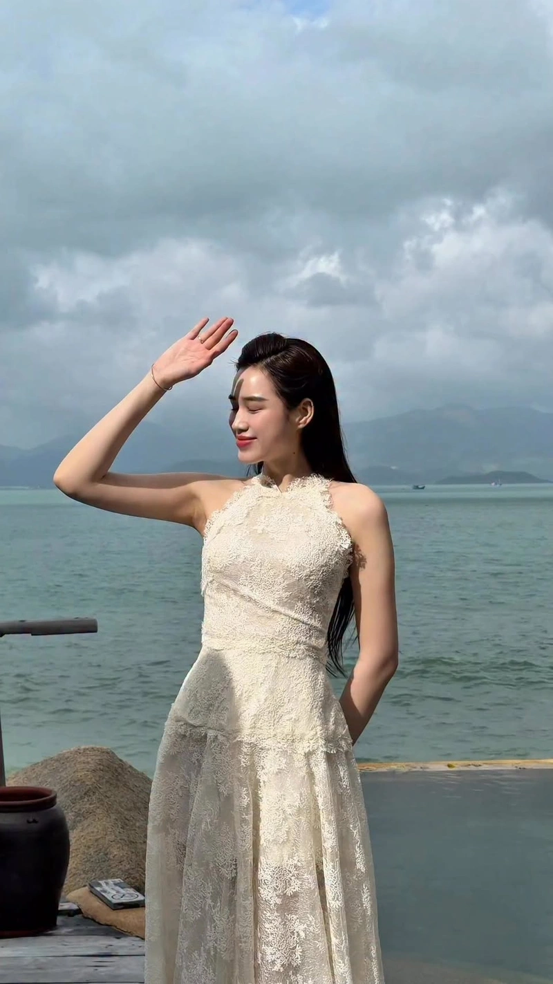 Vòng một Đỗ Thị Hà to tròn khi mặc bikini