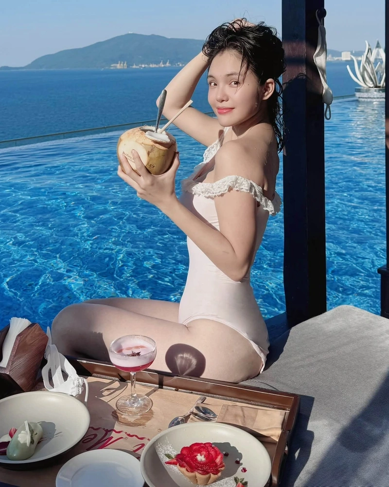 Vòng một Nhật Hạ to tròn khi mặc bikini