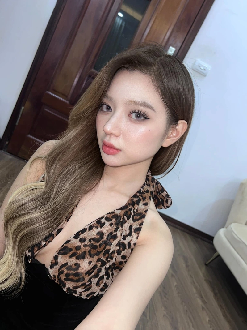 Vũ Ngọc Kim Chi diện bikini mỏng lộ hàng quyến rũ