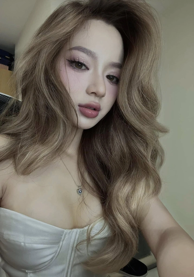 Vũ Ngọc Kim Chi mặc bikini căng tròn đầy gợi dục